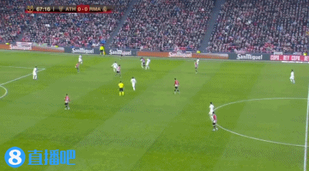 比赛结束后球员激动落泪