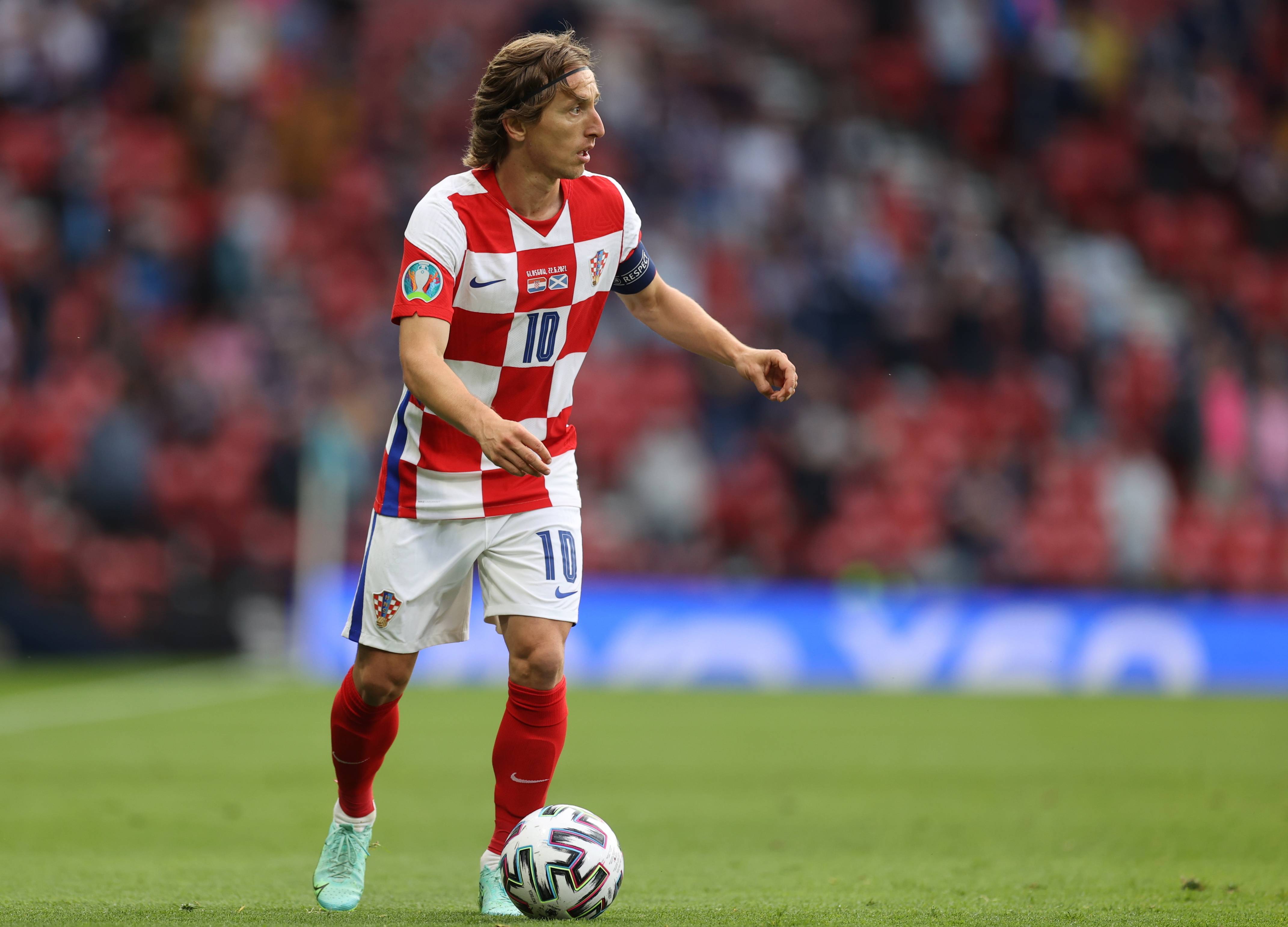 罗德里戈在皇马遭遇困境，状态低迷，被放弃，可能转会至其他球队。