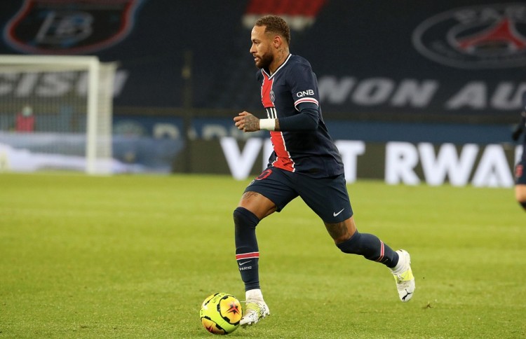 足球欧冠裁判组遭强烈质疑，争议球镜头热议不断